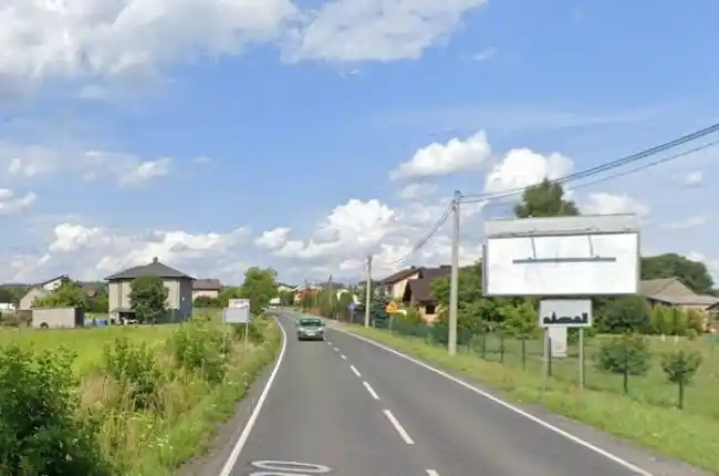 Pusty baner przy drodze